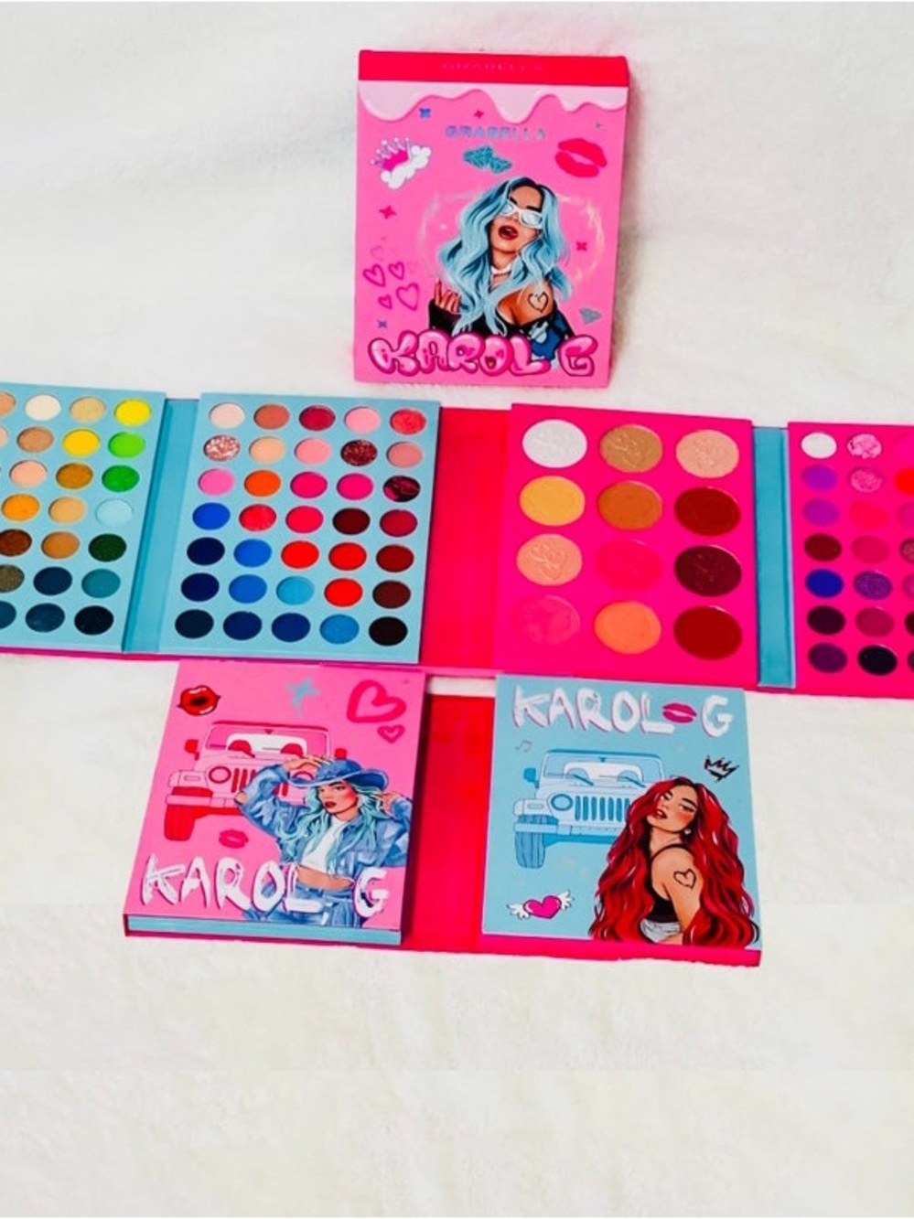 NEW KAROL G Mega
Eyeshadow Palette Book with Blush and highlighter